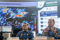 Kepala Badan Meteorologi, Klimatologi, dan Geofisika (BMKG) Teuku Faisal Fathani (kanan) didampingi Deputi Bidang Modifikasi Cuaca BMKG Tri Handoko Seto (kiri) memberikan keterangan terkait perkembangan musim kemarau dan penguatan operasi modifikasi cuaca sebagai antisipasi dampak El Nino di Kantor Pusat Badan Meteorologi, Klimatologi, dan Geofisika (BMKG), Jakarta, Kamis (30/7/2026). (Foto: Antara/Darryl Ramadhan)