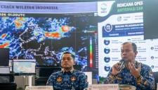 Kepala Badan Meteorologi, Klimatologi, dan Geofisika (BMKG) Teuku Faisal Fathani (kanan) didampingi Deputi Bidang Modifikasi Cuaca BMKG Tri Handoko Seto (kiri) memberikan keterangan terkait perkembangan musim kemarau dan penguatan operasi modifikasi cuaca sebagai antisipasi dampak El Nino di Kantor Pusat Badan Meteorologi, Klimatologi, dan Geofisika (BMKG), Jakarta, Kamis (30/7/2026). (Foto: Antara/Darryl Ramadhan)