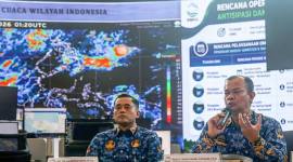 Kepala Badan Meteorologi, Klimatologi, dan Geofisika (BMKG) Teuku Faisal Fathani (kanan) didampingi Deputi Bidang Modifikasi Cuaca BMKG Tri Handoko Seto (kiri) memberikan keterangan terkait perkembangan musim kemarau dan penguatan operasi modifikasi cuaca sebagai antisipasi dampak El Nino di Kantor Pusat Badan Meteorologi, Klimatologi, dan Geofisika (BMKG), Jakarta, Kamis (30/7/2026). (Foto: Antara/Darryl Ramadhan)