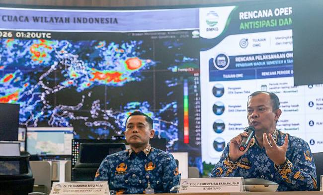 Kepala Badan Meteorologi, Klimatologi, dan Geofisika (BMKG) Teuku Faisal Fathani (kanan) didampingi Deputi Bidang Modifikasi Cuaca BMKG Tri Handoko Seto (kiri) memberikan keterangan terkait perkembangan musim kemarau dan penguatan operasi modifikasi cuaca sebagai antisipasi dampak El Nino di Kantor Pusat Badan Meteorologi, Klimatologi, dan Geofisika (BMKG), Jakarta, Kamis (30/7/2026). (Foto: Antara/Darryl Ramadhan)