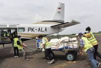 Foto Ilustrasi - Petugas mengangkut garam (NaCl) menuju pesawat BNPB Cessna PK-ALA di landasan parkir Posko Satgas Udara Kebakaran Hutan dan Lahan (Karhutla), Bandara Sultan Thaha, Jambi, Selasa (9/6/2026). (Foto: Antara/Wahdi Septiawan)