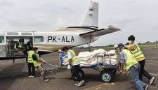 Foto Ilustrasi - Petugas mengangkut garam (NaCl) menuju pesawat BNPB Cessna PK-ALA di landasan parkir Posko Satgas Udara Kebakaran Hutan dan Lahan (Karhutla), Bandara Sultan Thaha, Jambi, Selasa (9/6/2026). (Foto: Antara/Wahdi Septiawan)