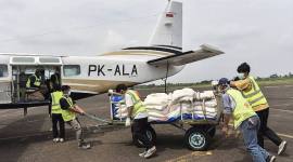Foto Ilustrasi - Petugas mengangkut garam (NaCl) menuju pesawat BNPB Cessna PK-ALA di landasan parkir Posko Satgas Udara Kebakaran Hutan dan Lahan (Karhutla), Bandara Sultan Thaha, Jambi, Selasa (9/6/2026). (Foto: Antara/Wahdi Septiawan)