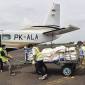 Foto Ilustrasi - Petugas mengangkut garam (NaCl) menuju pesawat BNPB Cessna PK-ALA di landasan parkir Posko Satgas Udara Kebakaran Hutan dan Lahan (Karhutla), Bandara Sultan Thaha, Jambi, Selasa (9/6/2026). (Foto: Antara/Wahdi Septiawan)