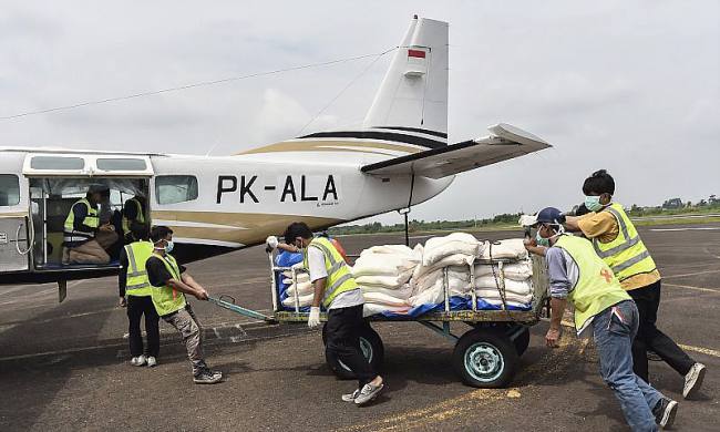 Foto Ilustrasi - Petugas mengangkut garam (NaCl) menuju pesawat BNPB Cessna PK-ALA di landasan parkir Posko Satgas Udara Kebakaran Hutan dan Lahan (Karhutla), Bandara Sultan Thaha, Jambi, Selasa (9/6/2026). (Foto: Antara/Wahdi Septiawan)