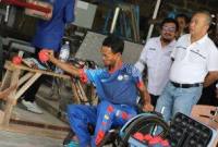Sekda Kalsel (kanan) menyaksikan atlet disabilitas bermain olahraga Tenis Meja. Foto : Istimewa