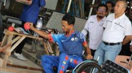 Sekda Kalsel (kanan) menyaksikan atlet disabilitas bermain olahraga Tenis Meja. Foto : Istimewa