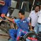 Sekda Kalsel (kanan) menyaksikan atlet disabilitas bermain olahraga Tenis Meja. Foto : Istimewa