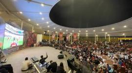 Suasana di kawasan tugu nol km dipenuhi masyarakat yang nobar piala dunia bersama Gubernur Kalsel. Foto : istimewa