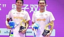Pebulu tangkis ganda putra Indonesia Fajar Alfian/Muhammad Shohibul Fikri di podium China Open 2026, di Olympic Sports Center Gymnasium, Changzhou, Minggu (26/7/2026). (Foto: @badminton.ina)