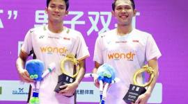 Pebulu tangkis ganda putra Indonesia Fajar Alfian/Muhammad Shohibul Fikri di podium China Open 2026, di Olympic Sports Center Gymnasium, Changzhou, Minggu (26/7/2026). (Foto: @badminton.ina)