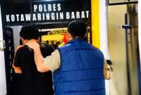 Pelaku pemerkosaan diamankan di Polres Kobar. (Foto: Humas Polres Kobar)
