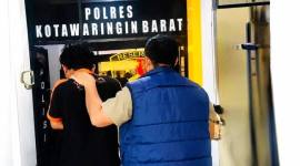 Pelaku pemerkosaan diamankan di Polres Kobar. (Foto: Humas Polres Kobar)
