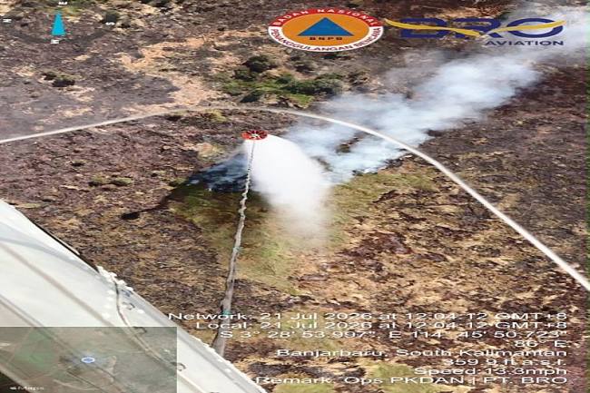 BPBD Kalsel mengoptimalkan helikopter water bombing untuk menangani karhutla. (Foto: HO-MC Kalsel)