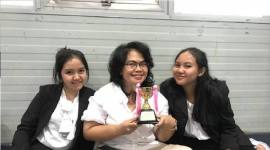 Helita Gusran bersama kedua muridnya Anggina Rafitri (kiri) dan Aysa Aurealya Maharani (kanan). (Foto: dokpri Helita Gusran)