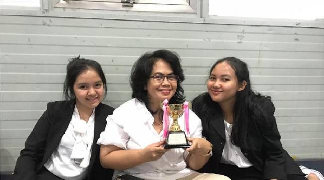Helita Gusran bersama kedua muridnya Anggina Rafitri (kiri) dan Aysa Aurealya Maharani (kanan). (Foto: dokpri Helita Gusran)