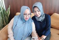 Ketua TRC PPA Kaltim, Rina Zainun (kiri). (Foto: detikKalimantan/M Budi K)
