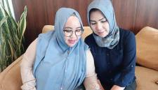 Ketua TRC PPA Kaltim, Rina Zainun (kiri). (Foto: detikKalimantan/M Budi K)