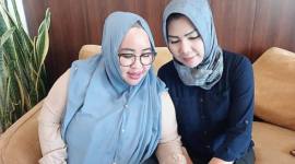 Ketua TRC PPA Kaltim, Rina Zainun (kiri). (Foto: detikKalimantan/M Budi K)
