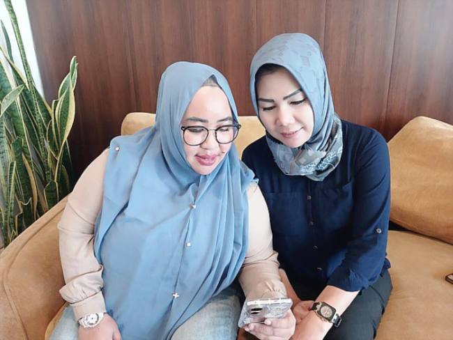 Ketua TRC PPA Kaltim, Rina Zainun (kiri). (Foto: detikKalimantan/M Budi K)
