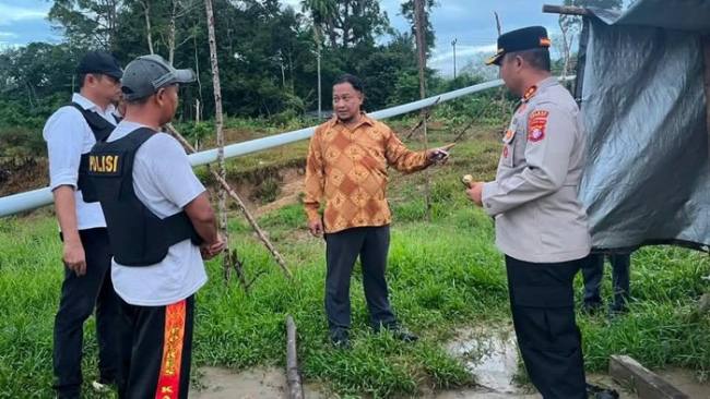 Komisioner Kompolnas, Choirul Anam mengecek lokasi kejadian di Katingan Senin (6/7/2026) sore. (Foto: Humas Polres Katingan)