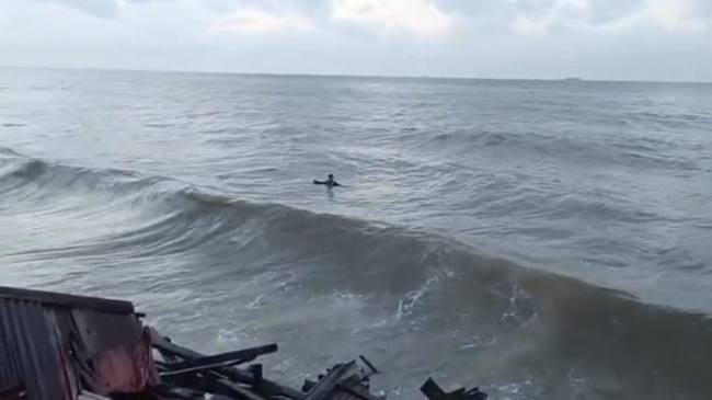 Kondisi gelombang air laut di pesisir Balikpapan usai kejadian rumah ambruk. (Foto: Istimewa)