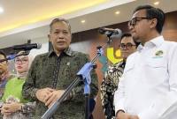 Menteri Koperasi Ferry Juliantono (tengah) memberikan keterangan kepada wartawan di Kantor Kementerian Koperasi, Jakarta, Kamis (2/7/2026). (Foto: Antara/Shofi Ayudiana)