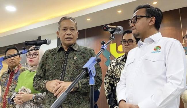Menteri Koperasi Ferry Juliantono (tengah) memberikan keterangan kepada wartawan di Kantor Kementerian Koperasi, Jakarta, Kamis (2/7/2026). (Foto: Antara/Shofi Ayudiana)
