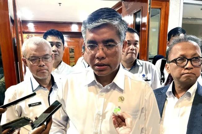 Menteri Ketenagakerjaan (Menaker) Yassierli saat dijumpai usai Rapat Kerja bersama Komisi IX DPR RI di Kompleks Parlemen Senayan, Jakarta, Senin (6/7/2026). (Foto: Antara/Arnidhya Nur Z)