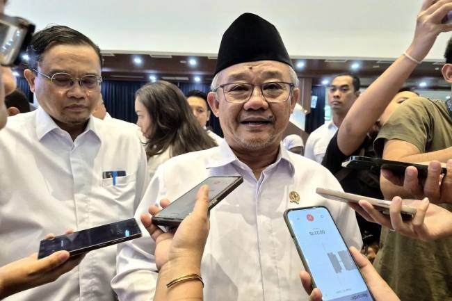 Menteri Pendidikan Dasar dan Menengah (Mendikdasmen) Abdul Mu'ti (kanan). (Foto: Antara/Hana Dewi KK)
