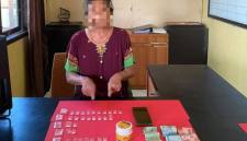 SH, Nenek 70 tahun di Kotawaringin Timur ditangkap karena diduga mengedarkan sabu-sabu. (Foto: Humas Polres Kotim)