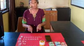 SH, Nenek 70 tahun di Kotawaringin Timur ditangkap karena diduga mengedarkan sabu-sabu. (Foto: Humas Polres Kotim)