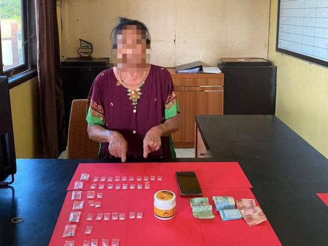 SH, Nenek 70 tahun di Kotawaringin Timur ditangkap karena diduga mengedarkan sabu-sabu. (Foto: Humas Polres Kotim)