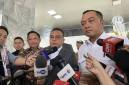 Wakil Ketua DPR RI Sufmi Dasco Ahmad (tengah) dan Menteri Sekretaris Negara Prasetyo Hadi (kanan) memberikan keterangan kepada pers usai rapat koordinasi membahas peraturan presiden (Perpres) terkait ojek daring (ojol) di Gedung Nusantara III, Kompleks Parlemen, Senayan, Jakarta, Kamis (23/7/2026). (Foto: Antara/Fath Putra M)
