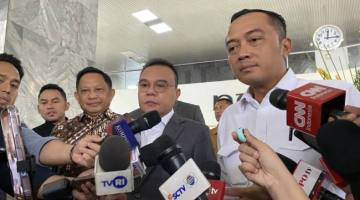 Wakil Ketua DPR RI Sufmi Dasco Ahmad (tengah) dan Menteri Sekretaris Negara Prasetyo Hadi (kanan) memberikan keterangan kepada pers usai rapat koordinasi membahas peraturan presiden (Perpres) terkait ojek daring (ojol) di Gedung Nusantara III, Kompleks Parlemen, Senayan, Jakarta, Kamis (23/7/2026). (Foto: Antara/Fath Putra M)
