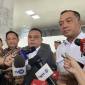 Wakil Ketua DPR RI Sufmi Dasco Ahmad (tengah) dan Menteri Sekretaris Negara Prasetyo Hadi (kanan) memberikan keterangan kepada pers usai rapat koordinasi membahas peraturan presiden (Perpres) terkait ojek daring (ojol) di Gedung Nusantara III, Kompleks Parlemen, Senayan, Jakarta, Kamis (23/7/2026). (Foto: Antara/Fath Putra M)
