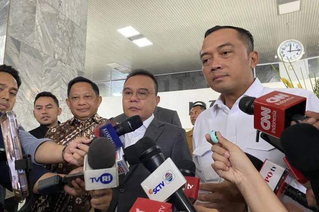 Wakil Ketua DPR RI Sufmi Dasco Ahmad (tengah) dan Menteri Sekretaris Negara Prasetyo Hadi (kanan) memberikan keterangan kepada pers usai rapat koordinasi membahas peraturan presiden (Perpres) terkait ojek daring (ojol) di Gedung Nusantara III, Kompleks Parlemen, Senayan, Jakarta, Kamis (23/7/2026). (Foto: Antara/Fath Putra M)
