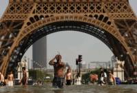 Foto Ilustrasi - Di Paris, ibu kota Prancis, para wisatawan yang berkunjung ke kota tersebut berusaha melindungi diri dari sinar matahari dengan menggunakan payung akibat gelombang panas ekstrem yang melanda Eropa (25/6/2026). (Foto: REUTERS/Abdul Saboor)