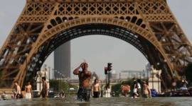 Foto Ilustrasi - Di Paris, ibu kota Prancis, para wisatawan yang berkunjung ke kota tersebut berusaha melindungi diri dari sinar matahari dengan menggunakan payung akibat gelombang panas ekstrem yang melanda Eropa (25/6/2026). (Foto: REUTERS/Abdul Saboor)