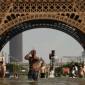 Foto Ilustrasi - Di Paris, ibu kota Prancis, para wisatawan yang berkunjung ke kota tersebut berusaha melindungi diri dari sinar matahari dengan menggunakan payung akibat gelombang panas ekstrem yang melanda Eropa (25/6/2026). (Foto: REUTERS/Abdul Saboor)
