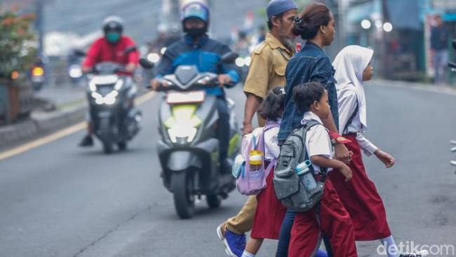 
Foto Ilustrasi anak pulang sekolah. (Foto: detikKalimantan/Rifkianto Nugroho)