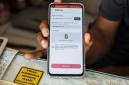 Penyedia layanan menunjukkan tampilan aplikasi registrasi kartu SIM baru dengan fitur verifikasi berbasis data biometrik wajah pada telepon seluler di sebuah gerai penjualan kartu perdana di Mampang Prapatan, Jakarta, Kamis (2/7/2026). (Foto: Antara/Salma Talita)