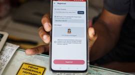 Penyedia layanan menunjukkan tampilan aplikasi registrasi kartu SIM baru dengan fitur verifikasi berbasis data biometrik wajah pada telepon seluler di sebuah gerai penjualan kartu perdana di Mampang Prapatan, Jakarta, Kamis (2/7/2026). (Foto: Antara/Salma Talita)