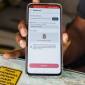 Penyedia layanan menunjukkan tampilan aplikasi registrasi kartu SIM baru dengan fitur verifikasi berbasis data biometrik wajah pada telepon seluler di sebuah gerai penjualan kartu perdana di Mampang Prapatan, Jakarta, Kamis (2/7/2026). (Foto: Antara/Salma Talita)