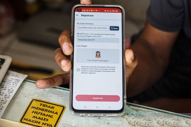 Penyedia layanan menunjukkan tampilan aplikasi registrasi kartu SIM baru dengan fitur verifikasi berbasis data biometrik wajah pada telepon seluler di sebuah gerai penjualan kartu perdana di Mampang Prapatan, Jakarta, Kamis (2/7/2026). (Foto: Antara/Salma Talita)