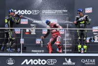 Marc Marquez dari Tim Ducati Lenovo merayakan kemenangannya di podium setelah memenangkan balapan MotoGP bersama dengan Ai Ogura dari Tim Trackhouse MotoGP yang berada di posisi kedua dan Raul Fernandez dari Tim Trackhouse MotoGP yang berada di posisi ketiga. (Foto: REUTERS/Annegret Hilse)