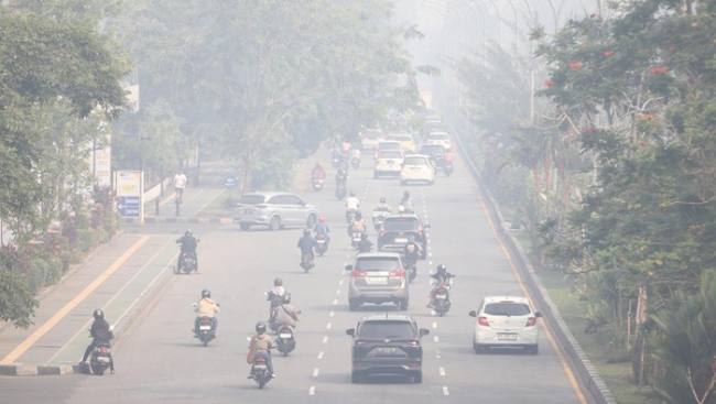 Kota Pontianak diselimuti kabut asap karhutla. (Foto: Antara/Jessica Wuysang)