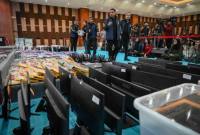 Petugas kepolisian mengecek barang bukti yang ditampilkan saat konferensi pers kasus judi online jaringan internasional, di Bareskrim Mabes Polri, Jakarta, Jumat (26/6/2026). (Foto: Antara/Fauzan/kye)