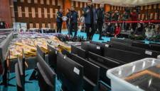 Petugas kepolisian mengecek barang bukti yang ditampilkan saat konferensi pers kasus judi online jaringan internasional, di Bareskrim Mabes Polri, Jakarta, Jumat (26/6/2026). (Foto: Antara/Fauzan/kye)