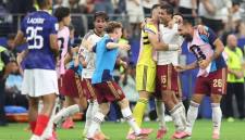 Para pemain Spanyol bersorak setelah wasit meniup peluit tanda laga berakhir. (Foto: Getty Images)